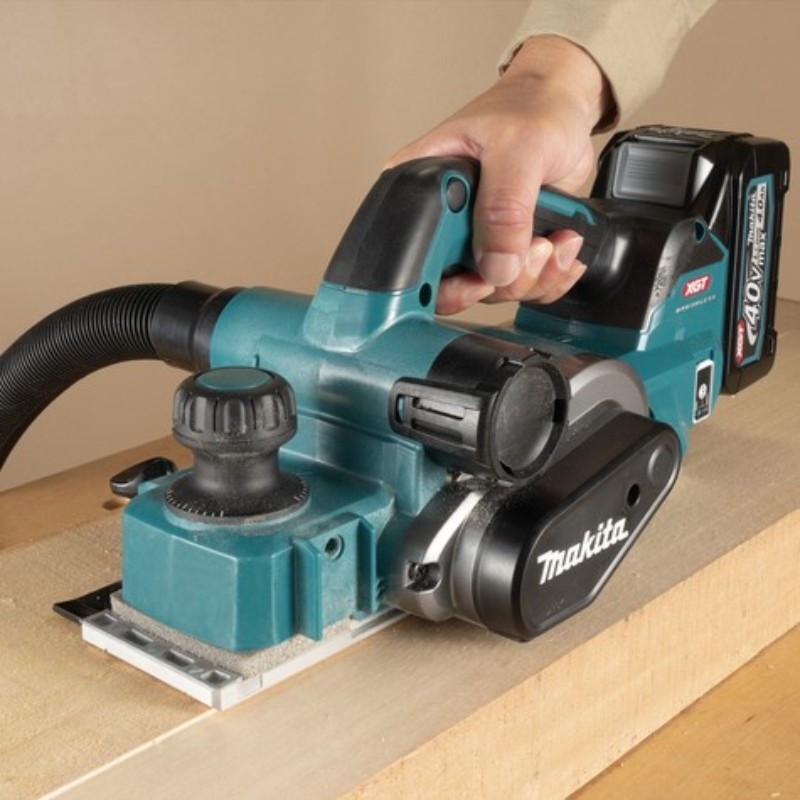 KP001GM201 MAKITA Rindea 82 mm, 2 acumulatori Li-ion XGT 40 V, 4 Ah