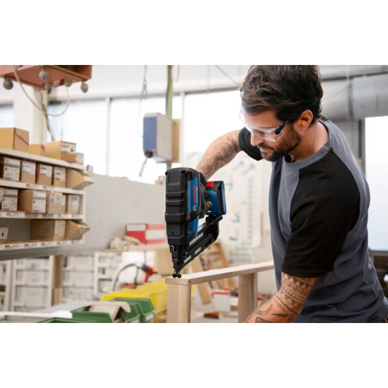 BOSCH Pistol cuie compatibil cu Li-Ion 18V cu L-BOXX 136