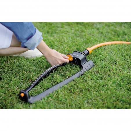 1023659 FISKARS Aspersor oscilant universal, 17 jeturi, 150 - 300 mp