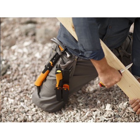 1023620 FISKARS Cutit pentru artizanat cu ascutitor 21 cm, rosu