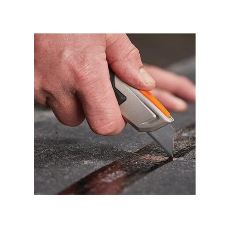 1027222 FISKARS Cutit utilitar CarbonMax cu lama fixa 18.2cm